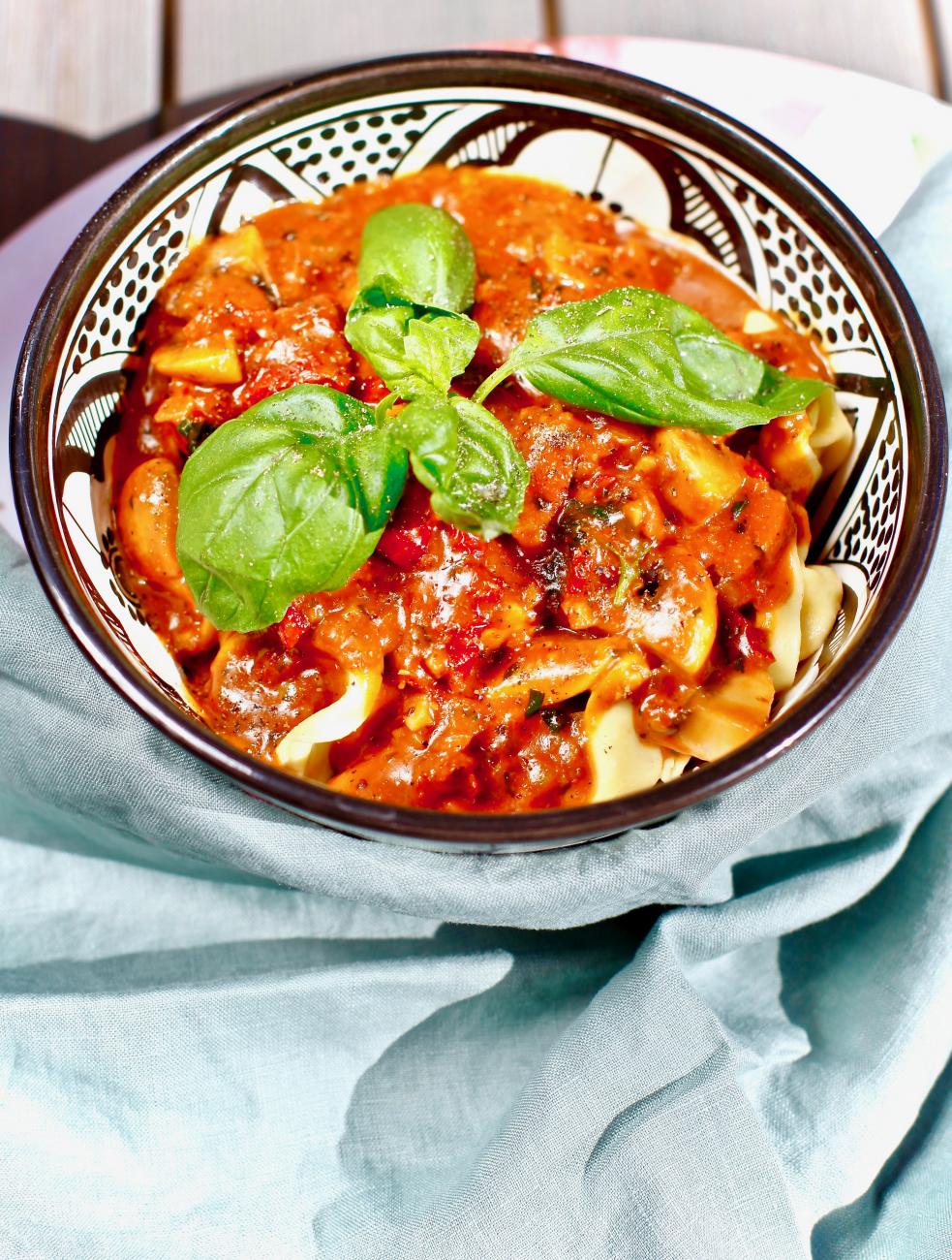 Blixtsnabb Färsk pasta med soltorkade tomater och champinjoner